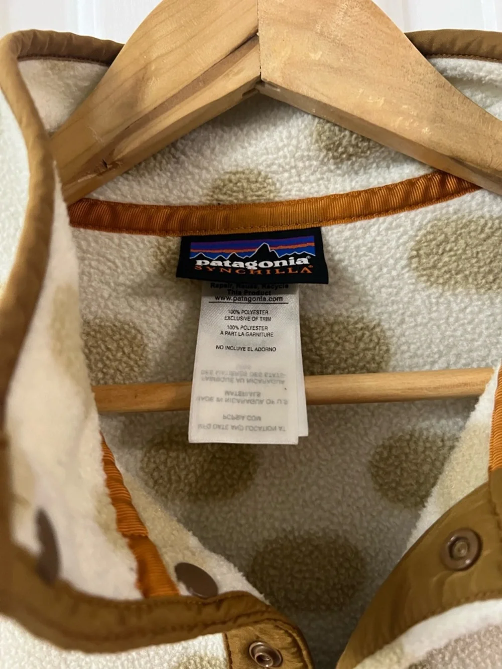 Patagonia Cream and Tan Polka Dot Fleece Synchilla Pullover - Picture 2 of 7